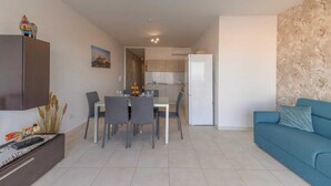 Eine moderne Wohnung mit Essbereich, Küche und Wohnzimmer.
