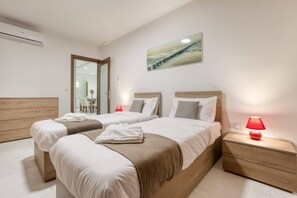 3 dormitorios, tabla de planchar con plancha, cuna de viaje