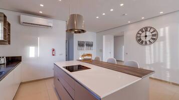 Fridge, oven, stovetop, dishwasher