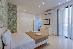 3 habitaciones, tabla de planchar con plancha y cuna de viaje 