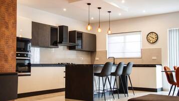 Frigorífico, horno, placa de cocina y cafetera o tetera