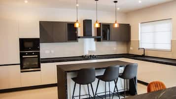 Frigorífico, horno, placa de cocina y cafetera o tetera