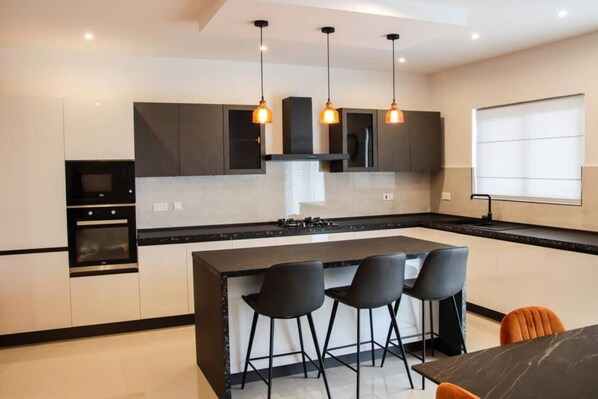 Fridge, oven, stovetop, coffee/tea maker - This apartment is a 2 bedroom(s), 2 bathrooms, located in Il-Mellieħa, null. (Il-Mellieħa)