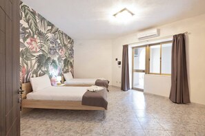 4 bedrooms, iron/ironing board, free WiFi, bed sheets