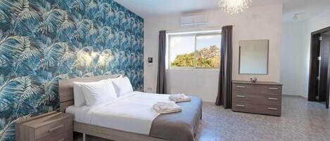 4 bedrooms, iron/ironing board, free WiFi, bed sheets