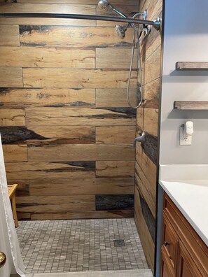 Douche, serviettes fournies, papier toilette