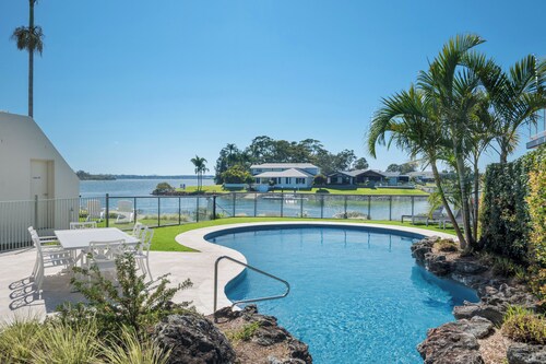 Riana Moorings 20 - Stylish Waterfront Apartment