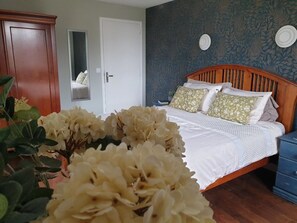 3 bedrooms, iron/ironing board, WiFi, bed sheets