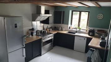 JÀÀkaappi, mikroaaltouuni, uuni, liesi