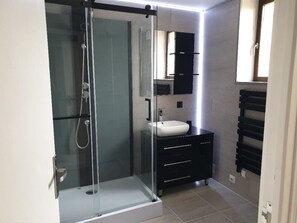 Een douche, een haardroger, handdoeken, zeep