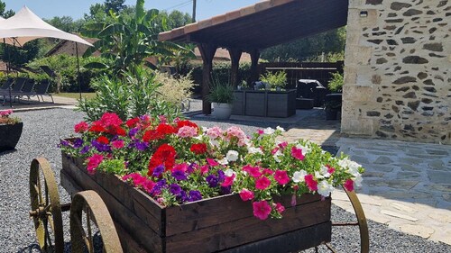 Maison renove et independante a bord du lac avec jardin et piscine prive.