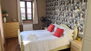 3 bedrooms, iron/ironing board, WiFi, bed sheets