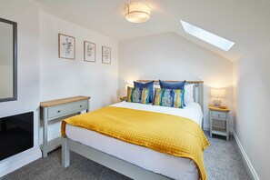 2 bedrooms, desk, iron/ironing board, free WiFi - Host & Stay | Rose Cottage (Thropton)