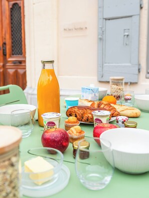 Outdoor dining - Les Génoises, (Pézenas)