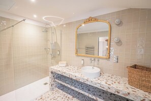 Douche, séchoir à cheveux, serviettes fournies, savon
