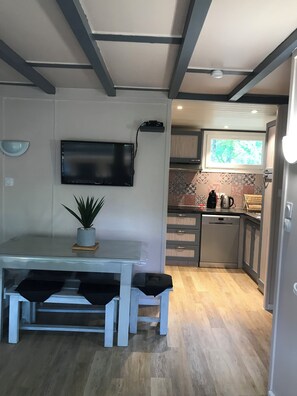 Kühlschrank, Mikrowelle, Herdplatte, Geschirrspüler