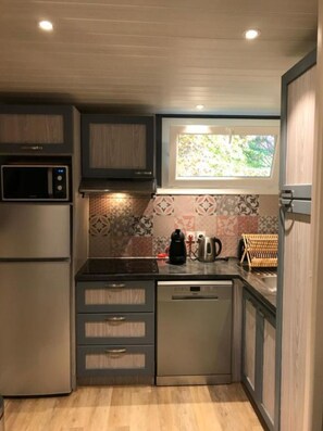 Kühlschrank, Mikrowelle, Herdplatte, Geschirrspüler