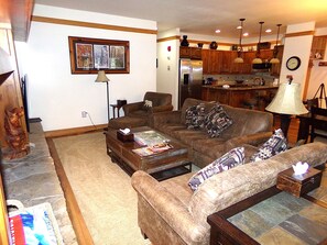 TV, fireplace - Mountain House Ski In/out Private Hot Tub Walk to Restaurants and shop DELUXE (Keystone)