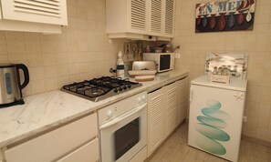 Refrigerador, microondas, horno y cafetera y tetera 