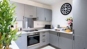 Lemari es besar, microwave, oven, dan kompor