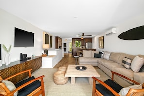 Condo, 2 quartos | Área de estar | Smart TV