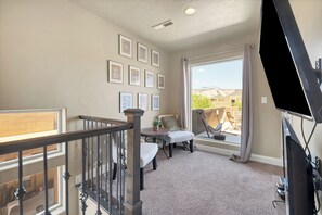 Smart TV, video games, table tennis - 4BR Sleeps 12 w/ Fire Pit - Near 18th Fairway (St. George)