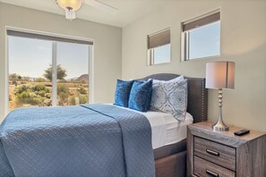 4 Schlafzimmer, Schreibtisch, Bügeleisen/Bügelbrett, Reisekinderbett