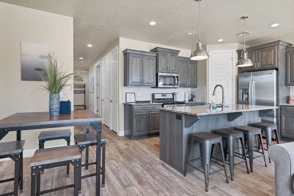 Kühlschrank, Mikrowelle, Ofen, Herdplatte