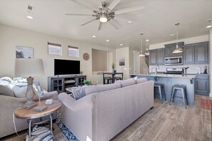 Smart-TV, Videospiele, Tischtennisplatte