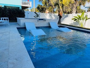 Una piscina al aire libre, una piscina climatizada