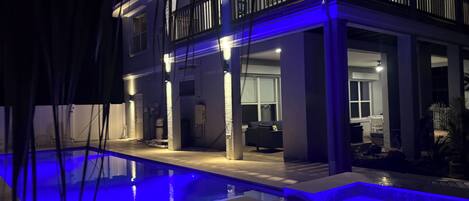 Una piscina al aire libre, una piscina climatizada