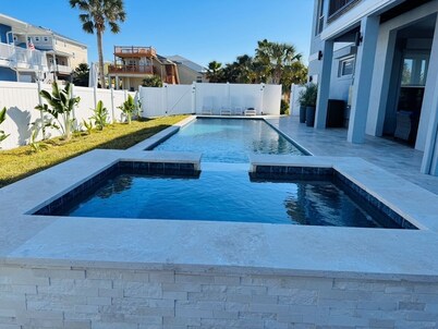 Beach / Pool / Hot tub / Game Room / Firepit/ Sleeps 10