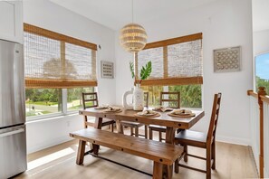 Dining - Beach / Pool / Hot tub / Game Room / Firepit/ Sleeps 10 (Palm Coast)