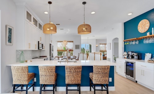 Beach  / Pool / Hot tub / Game Room / Firepit/ Sleeps 10