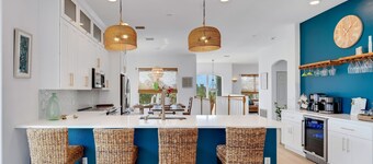 Beach  / Pool / Hot tub / Game Room / Firepit/ Sleeps 10