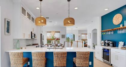 Beach / Pool / Hot tub / Game Room / Firepit/ Sleeps 10