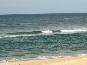 En la playa, camastros y toallas de playa 