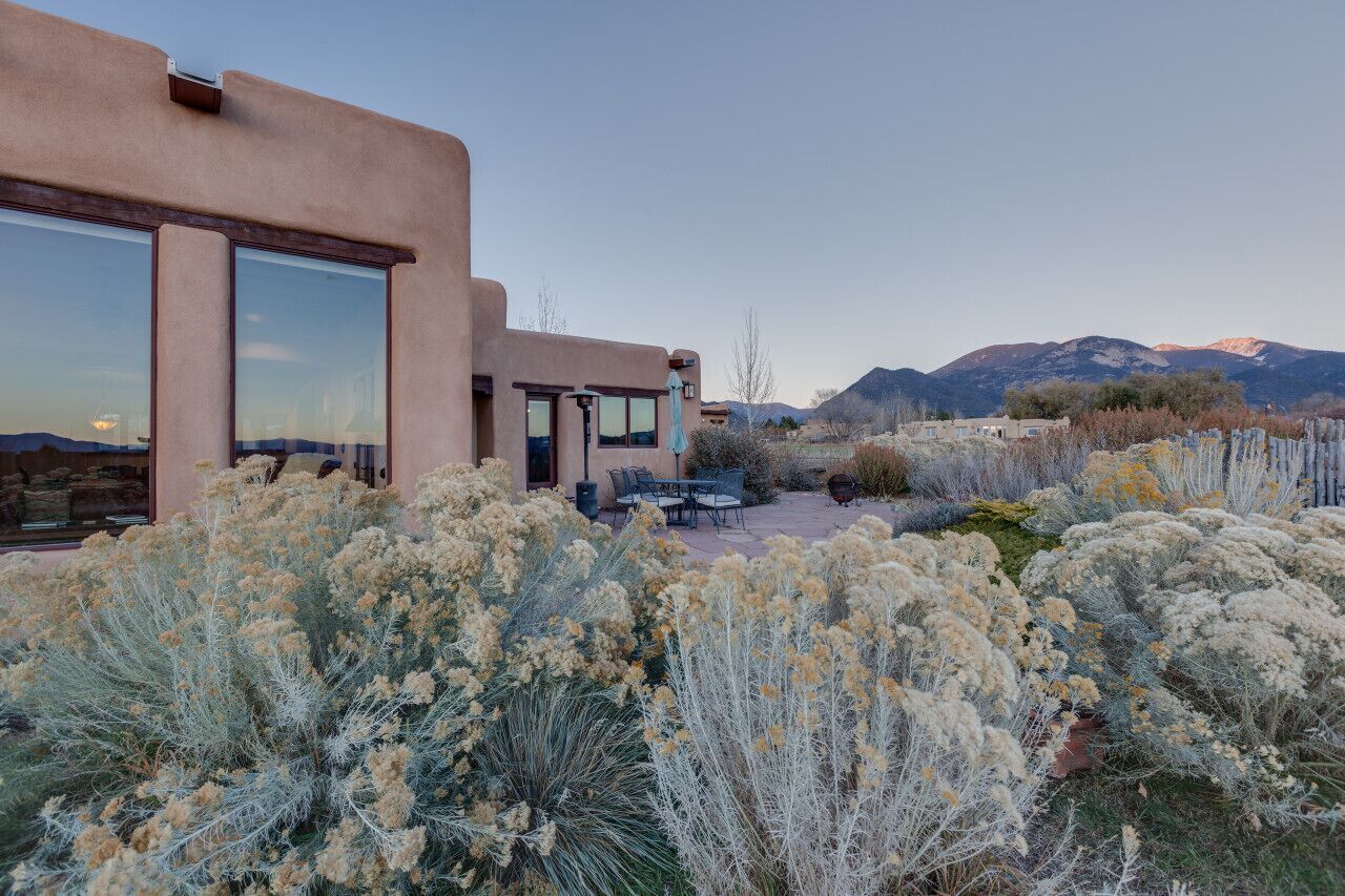 Taos Moon- Stunning Views and Stargazing from private hot tub!