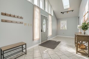 Interior - Benton Harbor Home w/ Fire Pit - 2 Mi to Beach! (Benton Harbor)