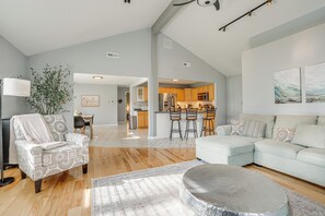 TV - Benton Harbor Home w/ Fire Pit - 2 Mi to Beach! (Benton Harbor)