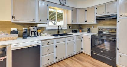 Cozy Dubois Home w/ Deck ~ 8 Mi to Treasure Lake!