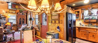 Rustic Cabin w/ Porches: 8 Mi to Tallulah Gorge!