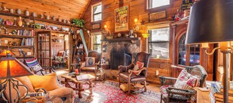 Rustic Cabin w/ Porches: 8 Mi to Tallulah Gorge!