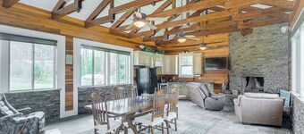 7 Mi to Downtown Fitzgerald: Spacious Home w/ Deck