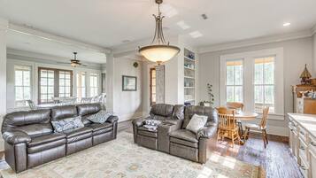 House (3 Bedrooms) | Interior