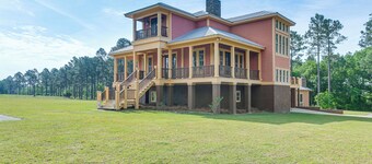 7 Mi to Downtown Fitzgerald: Spacious Home w/ Deck