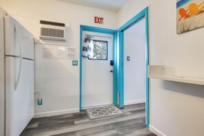 Interior - Hollywood Cottage Near Haulover Park: Pets Welcome (Hollywood)
