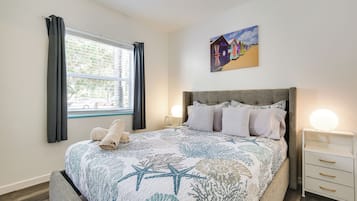 1 quarto, ferros/tábuas de passar roupa, roupa de cama