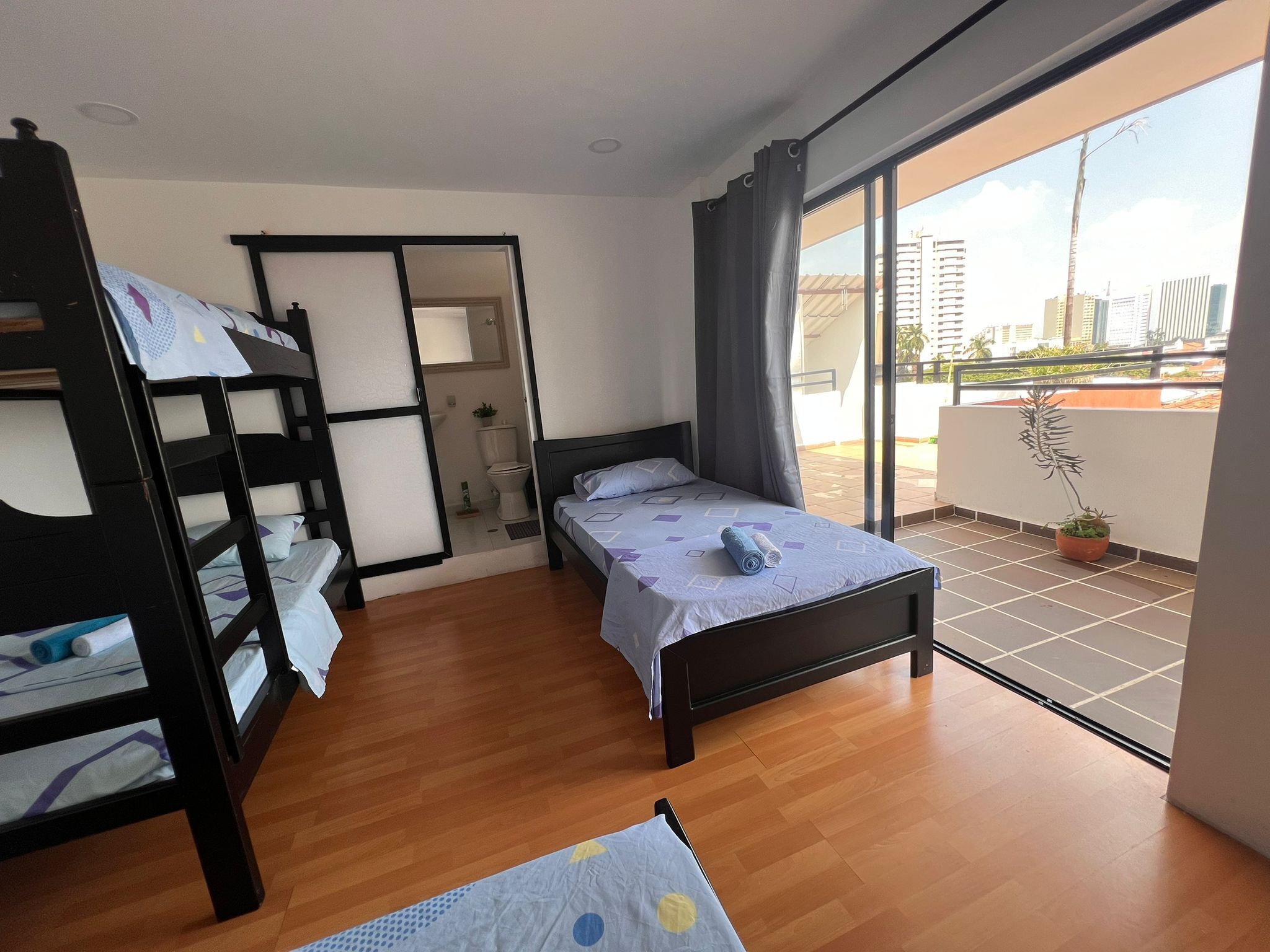 5 bedrooms, WiFi, bed sheets