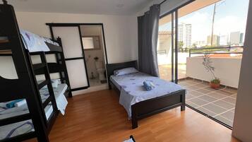 5 bedrooms, WiFi, bed sheets